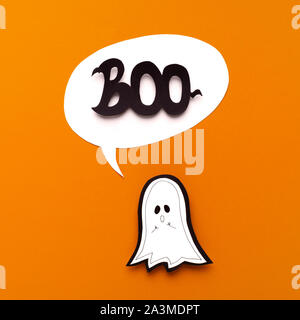 Furchtsamen Geist sagen buh auf Orange Halloween Hintergrund Stockfoto