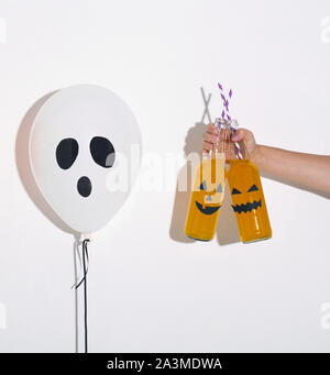 Frau mit halloween Halloween Getränke für Ghost gelb Stockfoto