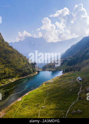 Luftaufnahme der Ruinen der Diga del Gleno. Pianezza, Vilminore di Scalve, scalve Tal, Lombardei, Provinz Bergamo, Italien. Stockfoto