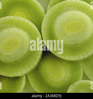 Frischer Porree in Scheiben geschnitten close-up, das Hintergrundbild Stockfoto
