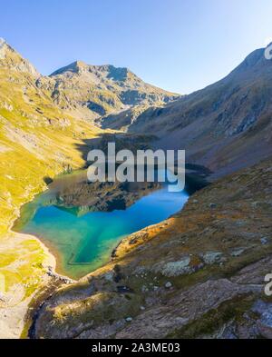 Luftaufnahme der natürliche See der Barbellino und Zuflucht. Valbondione, Seriana Tal, Lombardei, Provinz Bergamo, Italien. Stockfoto