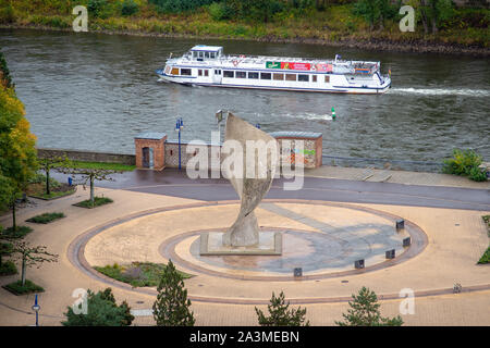 Magdeburg, Deutschland. 08 Okt, 2019. Ein Ausflug Schiff fährt der Elbe Brücke. Im Vordergrund ein Wasserspiel mit der Skulptur "Worker's Flag', dahinter das Abmessen Haus mit der digitalen Messung angezeigt. Credit: Klaus-Dietmar Gabbert/dpa-Zentralbild/ZB/dpa/Alamy leben Nachrichten Stockfoto