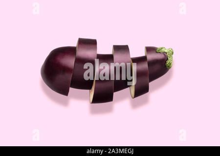In Scheiben geschnittene Aubergine auf rosa Hintergrund. Stockfoto