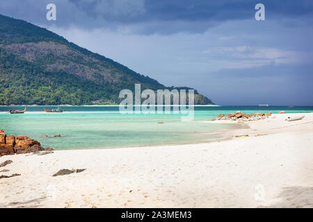 Paradise Beach in Thailand während der Sturm mit hohen Palmen Stockfoto