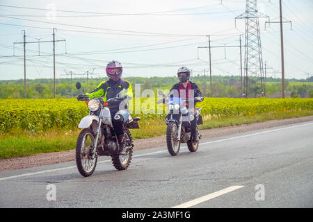 Samara, Russland - 17. August 2019: Zwei Motorradfahrer Reiten auf der Straße in die Landschaft. Zwei Radfahrer auf der Straße. Soft Focus Stockfoto