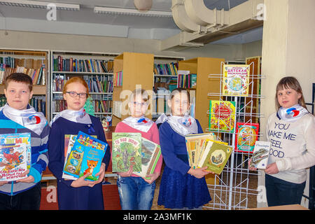 Chapaevsk, Region Samara, Russland - 16. April 2019: Grundschüler sind mit Bücher Stockfoto