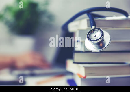 Medical School Student studieren in der Bibliothek Stockfoto