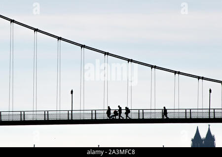 07 Oktober 2019, Sachsen-Anhalt, Magdeburg: Passanten überqueren die Elbe über eine Fluggastbrücke. Unten sehen Sie die Türme der Magdeburger Dom. Foto: Klaus-Dietmar Gabbert/dpa-Zentralbild/ZB Stockfoto