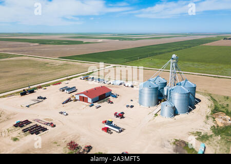 Drone schoss der amerikanischen Ackerland, Maschinen, Storage und Silos Stockfoto