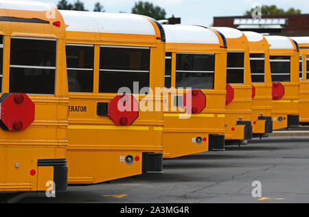 Eine Reihe von Schulbussen in einer Schule Parkplatz Stockfoto