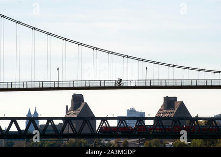 07 Oktober 2019, Sachsen-Anhalt, Magdeburg: ein Zug überquert die Herrenkrug Eisenbahnbrücke. Im Hintergrund sehen Sie die Türme der Magdeburger Dom (li.), anscheinend ein Radfahrer kreuzt die Brücke 'Herrenkrugsteg'. Foto: Klaus-Dietmar Gabbert/dpa-Zentralbild/ZB Stockfoto