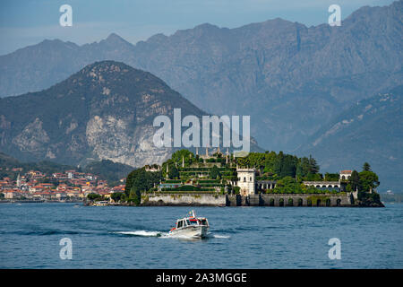 Den Lago Maggiore und die Borromean-Borromee Lombardy-Piedmont Inseln, Stresa, Italien. September 2019 hier: Isola Bella (lit. "Schöne Insel") ist eingeschaltet Stockfoto