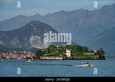 Den Lago Maggiore und die Borromean-Borromee Lombardy-Piedmont Inseln, Stresa, Italien. September 2019 hier: Isola Bella (lit. "Schöne Insel") ist eingeschaltet Stockfoto