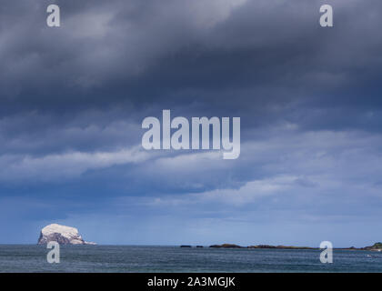 Der Bass Rock im Firth von weiter weg von der schottischen Ostküste gesehen von North Berwick Stockfoto