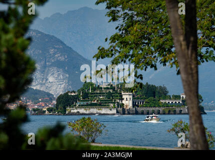 Den Lago Maggiore und die Borromean-Borromee Lombardy-Piedmont Inseln, Stresa, Italien. September 2019 hier: Isola Bella (lit. "Schöne Insel") ist eingeschaltet Stockfoto