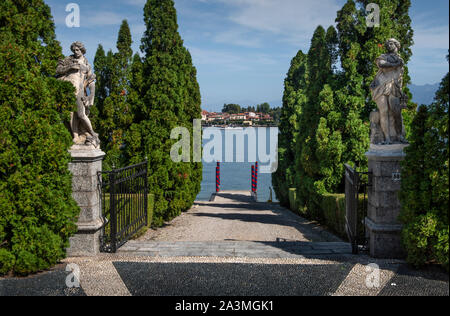 Den Lago Maggiore und die Borromean-Borromee Lombardy-Piedmont Inseln, Stresa, Italien. September 2019 hier: Isola Bella (lit. "Schöne Insel") ist eingeschaltet Stockfoto