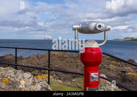 Eine münzbetriebene Teleskop North Berwick auf der East Lothian Küste mit Blick auf die Bass Rock im Firth von weiter Stockfoto