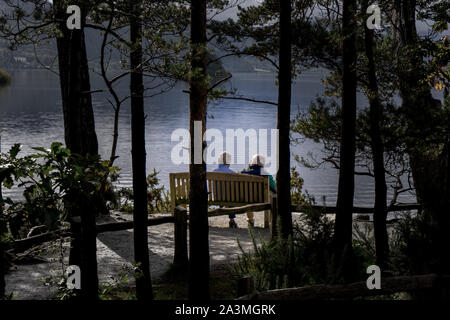 Ein rentnerehepaar genießen Sie den Blick über den Derwent Water von Friar's Crag Im englischen Lake District National Park Stockfoto