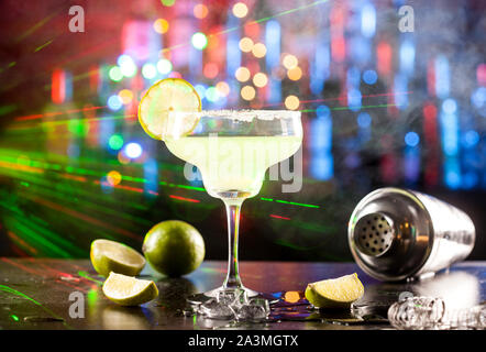 Glas mit Margarita Cocktail an der Bar Stockfoto