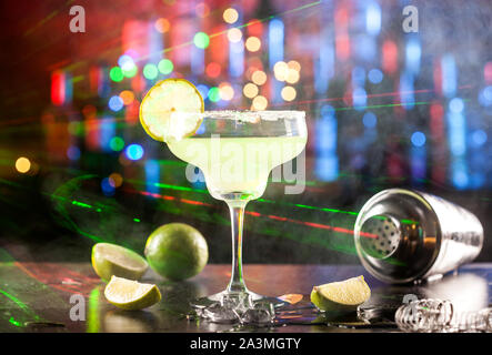 Glas mit Margarita Cocktail an der Bar Stockfoto