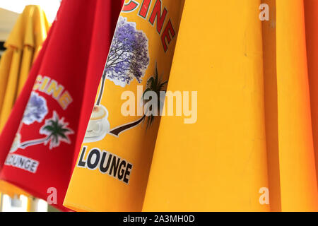 Regenschirm rot und gelb Carnarvon Western Australia Stockfoto