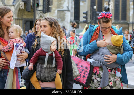 Mütter vom Aussterben Aufstandsbewegung mit ihren Babys stillen in Westminster an Tag drei des Klimawandels protestieren. Die Aktivisten Aufruf an die Ministerien sind, um "die Wahrheit" über das, was Sie tun, um die Not zu bekämpfen. Stockfoto