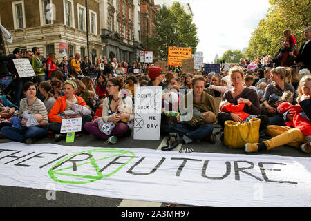 Mütter vom Aussterben Aufstandsbewegung mit ihren Babys stillen in Westminster an Tag drei des Klimawandels protestieren. Die Aktivisten Aufruf an die Ministerien sind, um "die Wahrheit" über das, was Sie tun, um die Not zu bekämpfen. Stockfoto