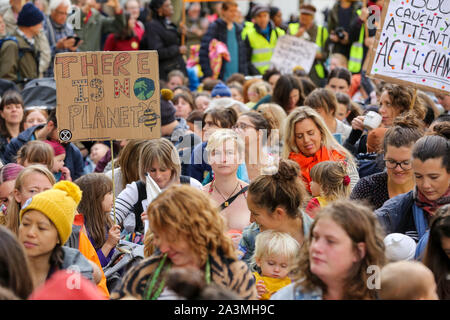 Mütter vom Aussterben Aufstandsbewegung mit ihren Babys stillen in Westminster an Tag drei des Klimawandels protestieren. Die Aktivisten Aufruf an die Ministerien sind, um "die Wahrheit" über das, was Sie tun, um die Not zu bekämpfen. Stockfoto