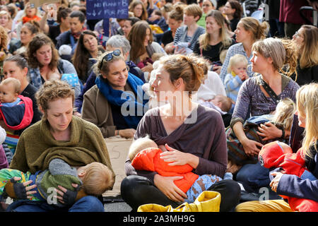 Mütter vom Aussterben Aufstandsbewegung mit ihren Babys stillen in Westminster an Tag drei des Klimawandels protestieren. Die Aktivisten Aufruf an die Ministerien sind, um "die Wahrheit" über das, was Sie tun, um die Not zu bekämpfen. Stockfoto