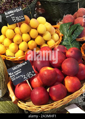 Fruits are displayed for sale in the supermarket with names in Spanish, Spain. Stockfoto