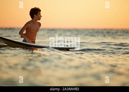 Surf lange Ausbildung Praktiker in Aktion Stockfoto