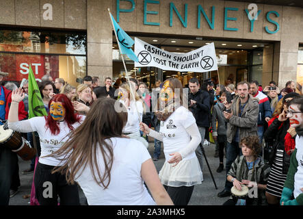 Die Demonstranten versammeln sich außerhalb Penneys in der O'Connell Street in Dublin bei einem Aussterben Rebellion (XR) Demonstration, wie Modeeinzelhändler intensiv beobachtet, die im letzten Jahr von Umweltaktivisten gekommen sind. Stockfoto