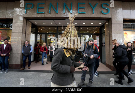 Die Demonstranten versammeln sich außerhalb Penneys in der O'Connell Street in Dublin bei einem Aussterben Rebellion (XR) Demonstration, wie Modeeinzelhändler intensiv beobachtet, die im letzten Jahr von Umweltaktivisten gekommen sind. Stockfoto