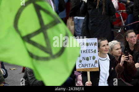 Die Demonstranten versammeln sich außerhalb Penneys in der O'Connell Street in Dublin bei einem Aussterben Rebellion (XR) Demonstration, wie Modeeinzelhändler intensiv beobachtet, die im letzten Jahr von Umweltaktivisten gekommen sind. Stockfoto