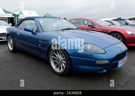 Drei Viertel der Vorderansicht eines Blauen 1997, Aston Martin DB7, die auf der 2019 Silverstone Classic Stockfoto