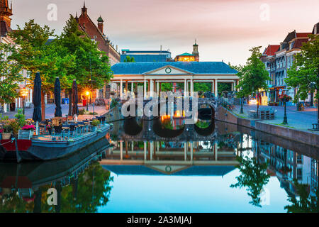 Historischen, touristischen niederländischen Stadt Leiden Rathaus koornbrug und Kanäle während der Dämmerung Stockfoto