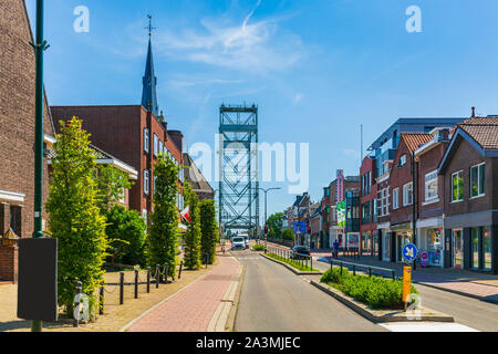 Alte Häuser in frot einer vertikalen Aufzug Brücke über den Fluss Gouwe im malerischen Dorf Boskoop, Niederlande, Stockfoto