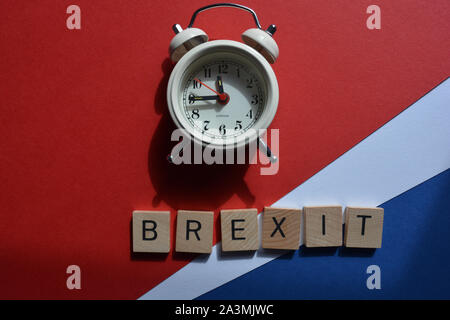 Brexit und Wecker auf roten, weißen und blauen Hintergrund. Kreatives Konzept der britischen Regierung und Politik Stockfoto