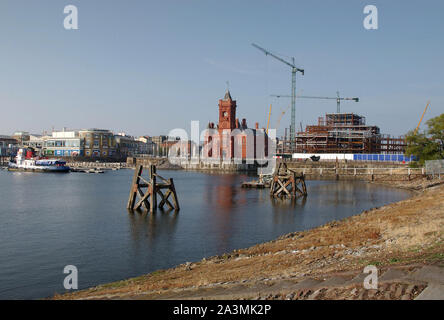 Der Pier Head Gebäude, Cardiff Bay mit dem neuen Millennium Center und die Welsh National Opera Hauptsitz im Bau nach rechts und Mermaid Quay nach links. 8/11/02 Stockfoto