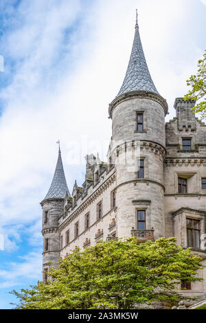 Invergordon, Schottland - Mai 28, 2019: Blick nach oben in die hintere Fassade des Dunrobin Castle Stockfoto