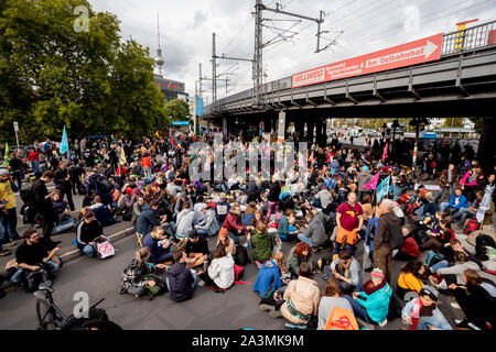 Berlin, Deutschland. 09 Okt, 2019. Aktivisten der "Aussterben Rebellion' Bewegung Baustein der Jannowitz Brücke. Credit: Christoph Soeder/dpa/Alamy leben Nachrichten Stockfoto