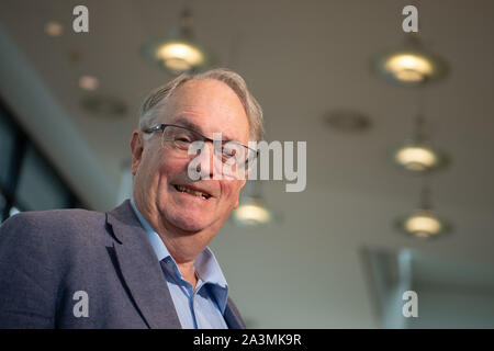 Ulm, Deutschland. 09 Okt, 2019. Chemiker Stanley Whittingham nimmt an einem internationalen Kongress der Batterie und freut sich über den Nobelpreis zu erhalten. Whittingham wurde der Nobelpreis für Chemie 2019 ausgezeichnet. Der diesjährige Nobelpreis in Chemie geht an die in Jena geborene US-Goodenough, Stanley Whittingham (in Großbritannien geboren) und die Japanische Yoshino für die Entwicklung von Lithium-Ionen-Batterien. Dies wurde von der Königlichen Schwedischen Akademie der Wissenschaften am 09.10.2019 in Stockholm bekannt gegeben. Quelle: dpa Picture alliance/Alamy leben Nachrichten Stockfoto