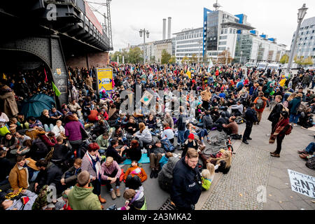 Berlin, Deutschland. 09 Okt, 2019. Aktivisten der "Aussterben Rebellion' Bewegung Baustein der Jannowitz Brücke. Credit: Christoph Soeder/dpa/Alamy leben Nachrichten Stockfoto