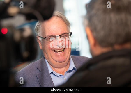 Ulm, Deutschland. 09 Okt, 2019. Chemiker Stanley Whittingham steht vor Journalisten bei einem internationalen Kongress der Batterie. Whittingham wurde der Nobelpreis für Chemie 2019 ausgezeichnet. Der diesjährige Nobelpreis in Chemie geht an die in Jena geborene US-Goodenough, Stanley Whittingham (in Großbritannien geboren) und die Japanische Yoshino für die Entwicklung von Lithium-Ionen-Batterien. Dies wurde von der Königlichen Schwedischen Akademie der Wissenschaften am 09.10.2019 in Stockholm bekannt gegeben. Quelle: dpa Picture alliance/Alamy leben Nachrichten Stockfoto