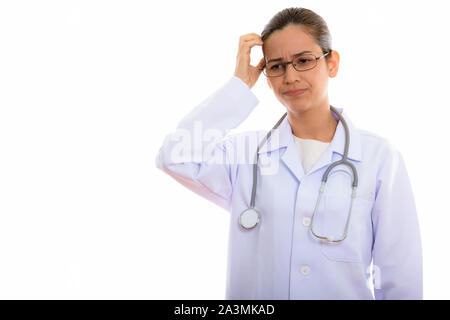 Studio shot der Jungen betonte Frau Doktor denken beim scratc Stockfoto