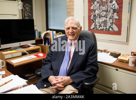 Washington, United States. 09 Okt, 2019. John B. Goodenough, ein Professor in der cockrell School of Engineering an der Universität von Texas in Austin, wurde gemeinsam die 2019 Nobelpreis für Chemie mit Stanley Whittingham der State University von New York in Binghamton und Akira Yoshino der Meijo University verliehen" für die Entwicklung von Lithium-Ionen-Batterien." Foto über die Universität von Texas in Austin/UPI Quelle: UPI/Alamy leben Nachrichten Stockfoto