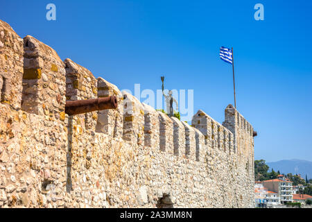 Blick auf den Hafen von Nafpaktos, Lepanto mit der Festung und dem Eingang des alten venezianischen Hafen, Griechenland Stockfoto