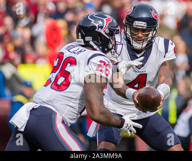 Landover, MD, 18. November 2018: Houston Texans Quarterback DeShaun Watson übergibt den Fußball an Lamar Miller (26). (Tavan Smith) Stockfoto