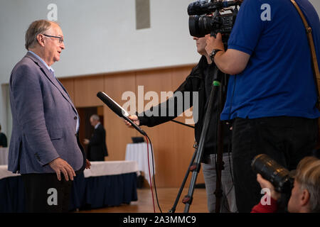 Ulm, Deutschland. 09 Okt, 2019. Chemiker Stanley Whittingham (l) steht vor Journalisten bei einem internationalen Kongress der Batterie. Whittingham wurde der Nobelpreis für Chemie 2019 ausgezeichnet. Der diesjährige Nobelpreis in Chemie geht an die in Jena geborene US-Goodenough, Stanley Whittingham (in Großbritannien geboren) und die Japanische Yoshino für die Entwicklung von Lithium-Ionen-Batterien. Dies wurde von der Königlichen Schwedischen Akademie der Wissenschaften am 09.10.2019 in Stockholm bekannt gegeben. Quelle: dpa Picture alliance/Alamy leben Nachrichten Stockfoto