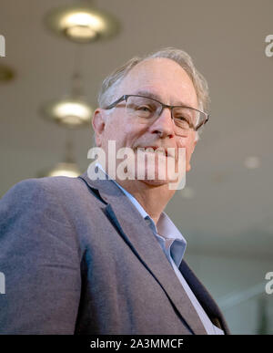 Ulm, Deutschland. 09 Okt, 2019. Chemiker Stanley Whittingham nimmt an einem internationalen Kongress der Batterie und freut sich über den Nobelpreis zu erhalten. Whittingham wurde der Nobelpreis für Chemie 2019 ausgezeichnet. Der diesjährige Nobelpreis in Chemie geht an die in Jena geborene US-Goodenough, Stanley Whittingham (in Großbritannien geboren) und die Japanische Yoshino für die Entwicklung von Lithium-Ionen-Batterien. Dies wurde von der Königlichen Schwedischen Akademie der Wissenschaften am 09.10.2019 in Stockholm bekannt gegeben. Quelle: dpa Picture alliance/Alamy leben Nachrichten Stockfoto